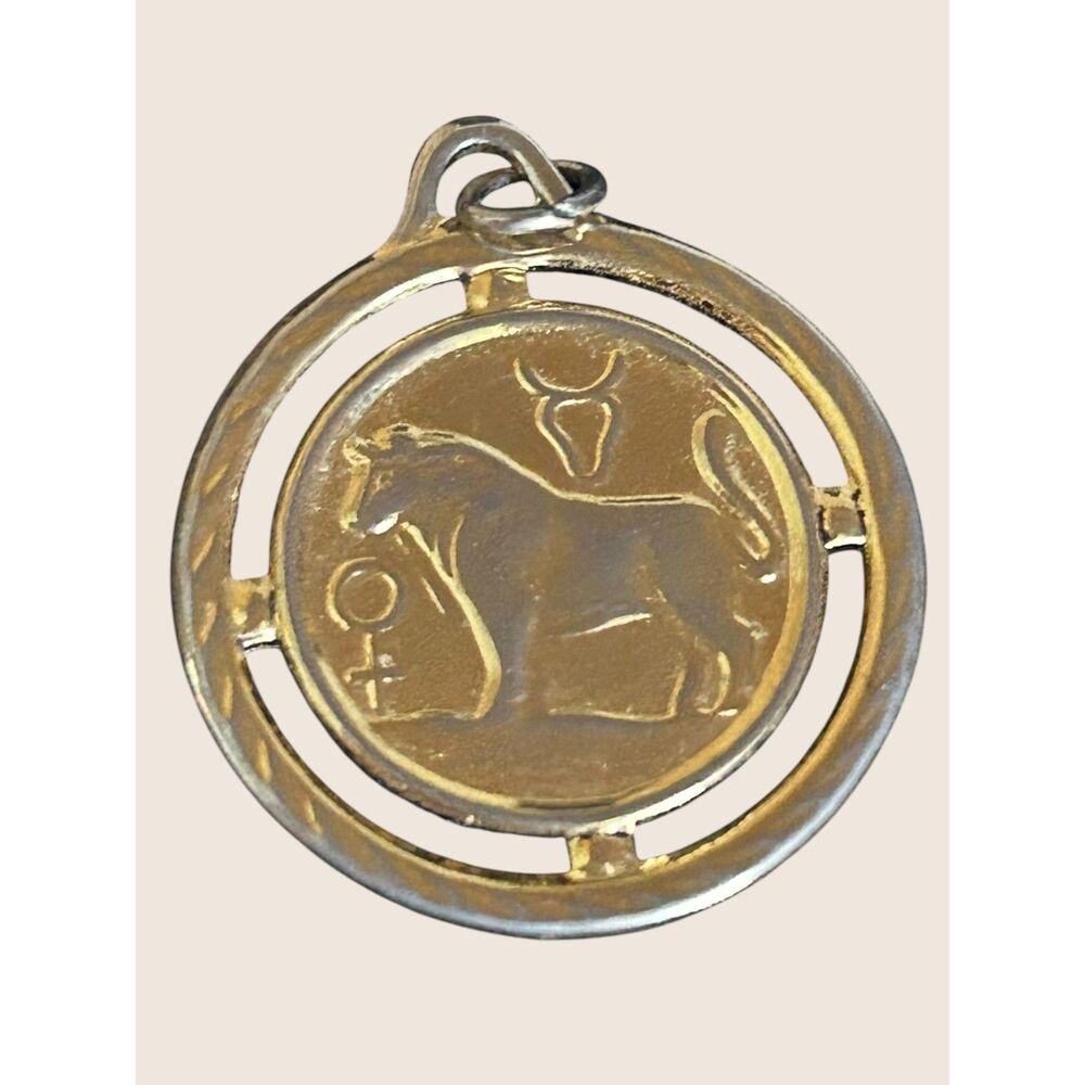 ♉️ VTG TAURUS THE BULL GOLD TONE COSTUME JEWELRY CHARM PENDANT ASTROLOGY